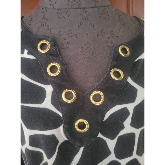 Rafaella XL Giraffe Print Top With V-Neck & Gold Grommets - Picture 2 of 6